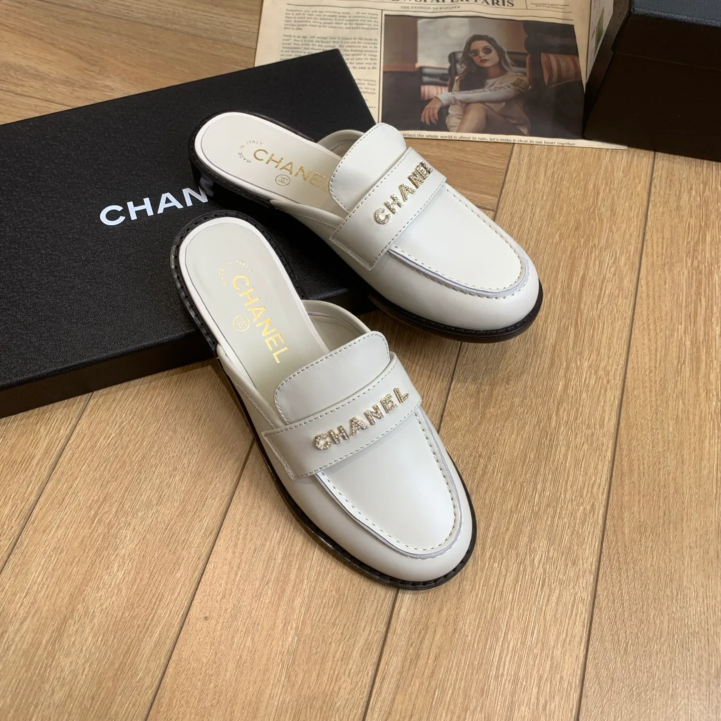 👟👟Ex-factory price 600👟👟 🍀2025 spring and summer new Chanel Chanel small diamond buckle monogram Loaf lazy half-slippers, which can be worn all year round. No matter when you wear them, they are very high-end and durable. You can attract attention when shopping on the street! Easily travel between commuting and leisure occasions, becoming a carefree fashionable and elegant woman ~ Upper: cowhide/butter Lining: lambskin Sole: Italian genuine leather outsole Size: 35-39 (40/41 customized, non-refundable and non-exchangeable